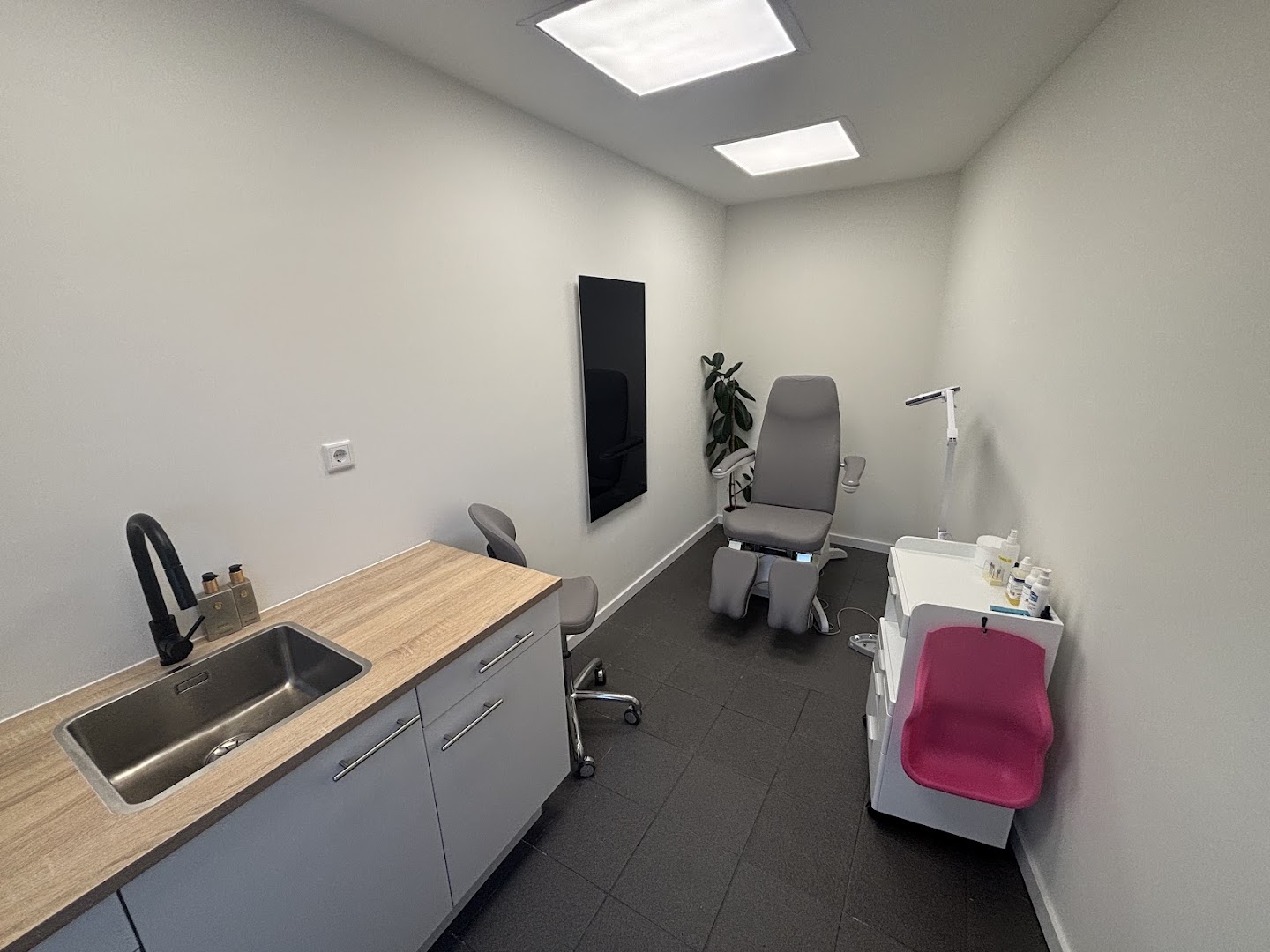 Behandelkamer van Pedicure praktijk Melissa in Roosendaal, met pedicurestoel en wastafel
